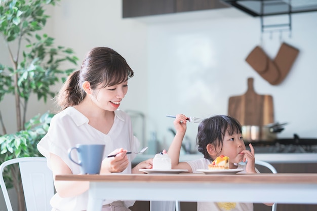 Comiendo pastel en la mesa de comedor en casa