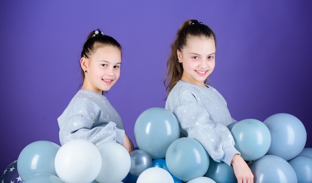 Comienza la fiesta Fiesta de cumpleaños Día Internacional de la Niñez Niñez despreocupada Hermanas organizan una fiesta en casa Concepto de saludo Concepto de diversión Fiesta temática de globos Amigas cerca de globos de aire