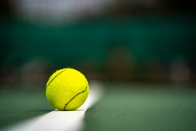 El comienzo de un campeón, Cierre de pelota de tenis en el fondo de los tribunales.