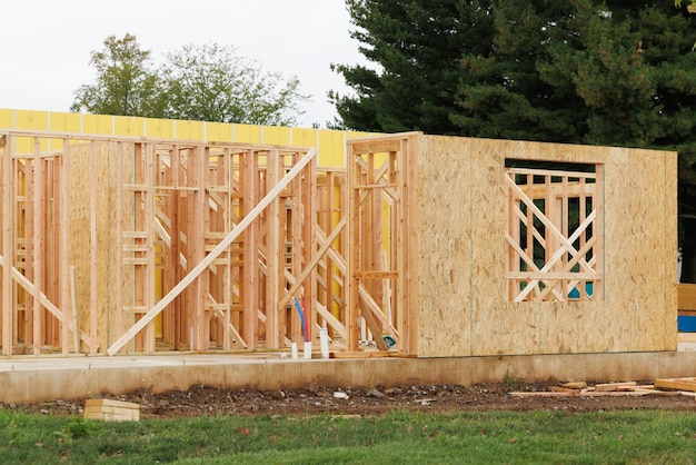 comienzo de la construcción de una casa de madera contrachapada