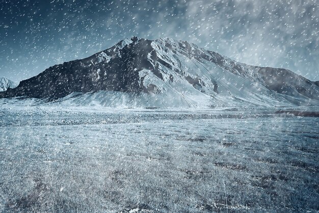 comienzo del invierno en las montañas