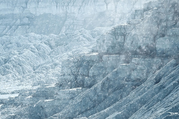 comienzo del invierno en las montañas