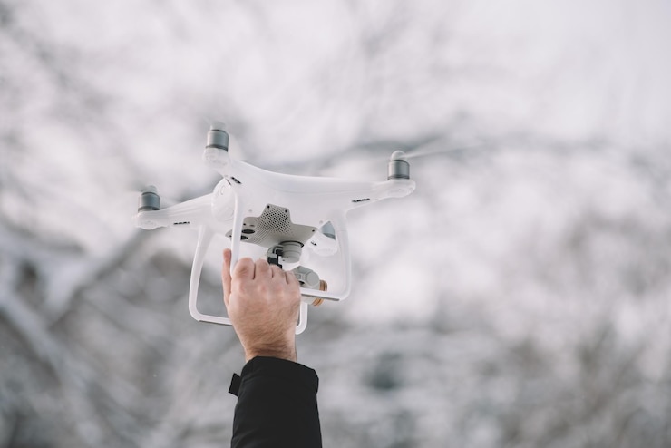 Foto el comienzo del vuelo del dron, para atrapar el dron a mano.