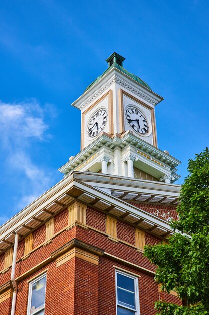 Common Pleas Court en el centro de Mount Vernon Ohio exterior de la torre del reloj