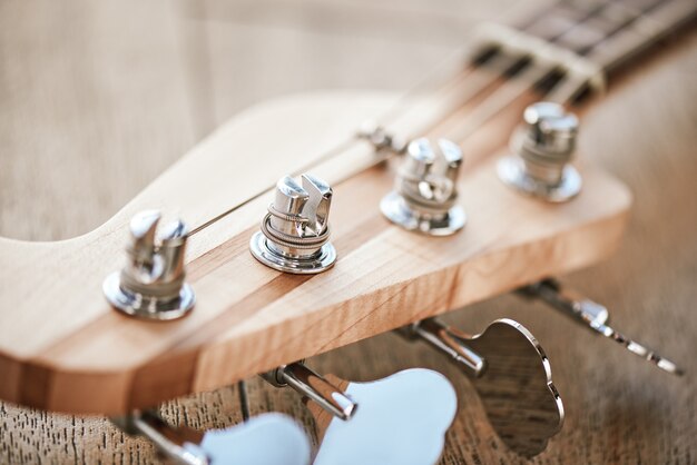 Como afinar uma guitarra Visão de close-up do cabeçote da guitarra com teclas para ajustar as cordas da guitarra. Conceito de música. Equipamento de música. Instrumentos musicais.