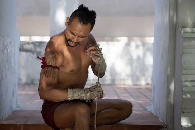 Como amarrar uma corda na mão do antigo boxe Ayutthaya Tailândia