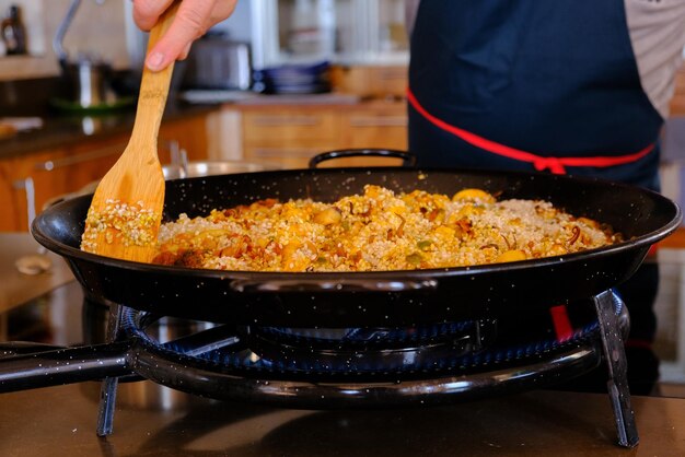 Foto cómo cocinar la paella, el plato nacional español