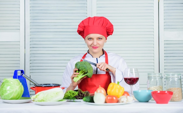 Como cozinhar brócolis Transforme o brócolis em ingrediente favorito Valor nutricional do brócolis Dieta de alimentos crus Mulher chef profissional segura vegetais de brócolis crus Receitas vegetarianas e veganas saudáveis gratuitas