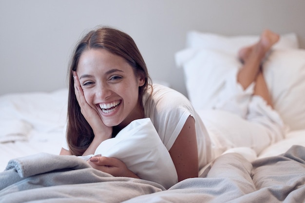 Como é bonito não fazer nada Foto de uma jovem deitada na cama em casa