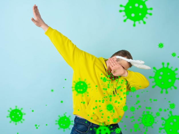 Foto como espirrar direito - homem caucasiano enxugando isolado no fundo do estúdio com ilustração de vírus. lindo modelo masculino. conceito de emoções, vendas, saúde e medicina humanas. pare a epidemia.