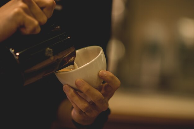 Como fazer latte art pelo café barista na cor vintage