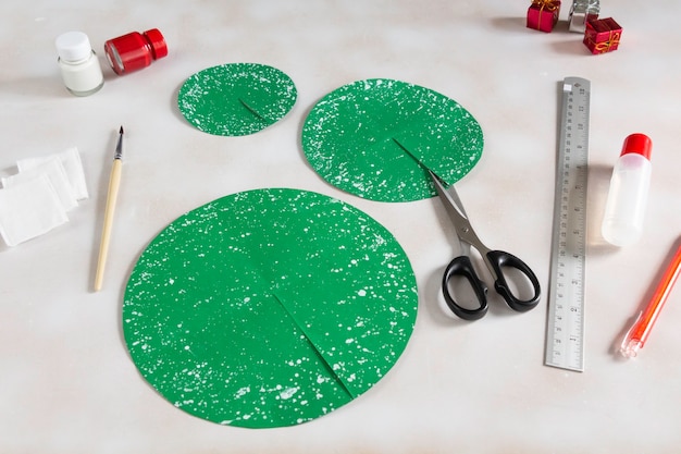 Como fazer uma bela árvore de Natal de papel colorido com as crianças passo a passo Projeto DIY Passo 5