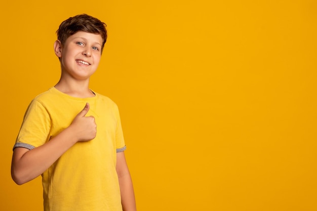 Como gesto garoto feliz escolha perfeita garoto laranja