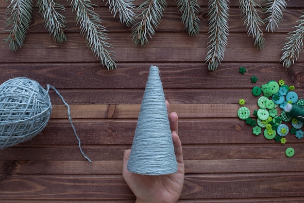 Cómo hacer un árbol de navidad con cuerdas y botones en casa. Instrucciones paso a paso.