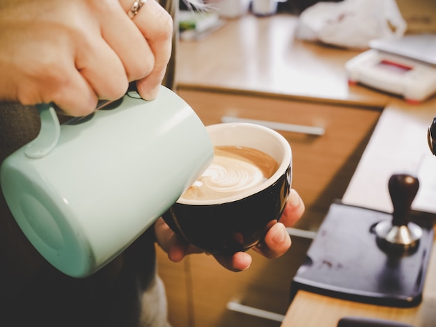 cómo hacer arte con latte por barista focus en leche y café