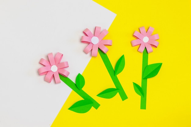 Cómo hacer flores de papel para tarjetas de felicitación. paso 5. regalo de  niños para el día de la madre | Foto Premium
