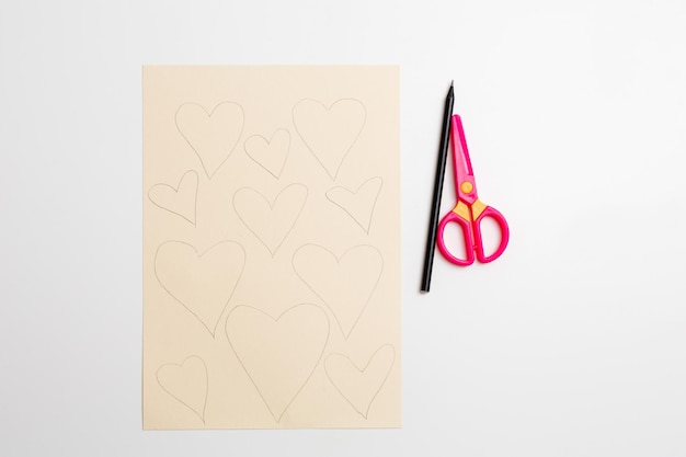 Cómo hacer un lindo corazón de papelInstrucción fotográfica paso a paso Paso 1 Dibuja corazones en papel con un lápiz