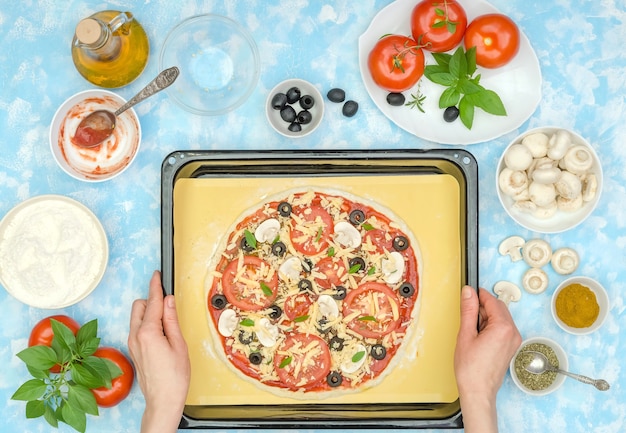 Foto cómo hacer una pizza vegetariana paso a paso, paso 11: transfiera la pizza a una fuente para hornear