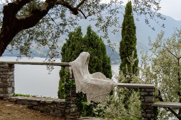 Como, Italia 25 de marzo de 2023 Estatua del fantasma en el castillo de Vezio