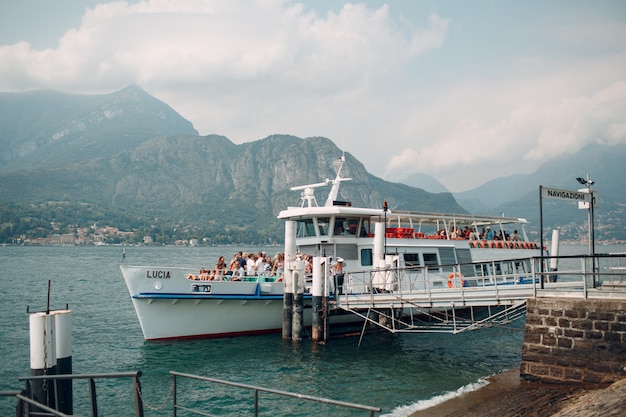 Como, Itália. Navio de barco no cais.