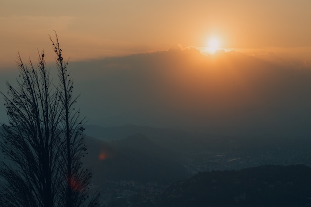 Como, Itália. Pôr do sol sobre as colinas.