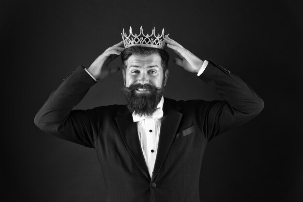 Foto como nunca antes rey del estilo hombre barbudo usar corona dorada hombre elegante en ropa formal en un evento especial rey de la fiesta ser cliente vip concepto de usuario premium recompensa por el éxito empresarial gerente superior