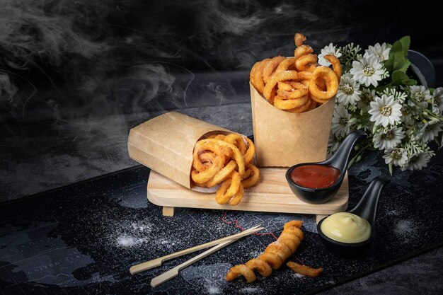 Como o próprio nome, as batatas fritas encaracoladas são longas e encaracoladas. Eles geralmente são temperados com diferentes temperos, tornando-os saborosos. Apenas um pouco de sal pode torná-lo tão saboroso que você não pode resistir.