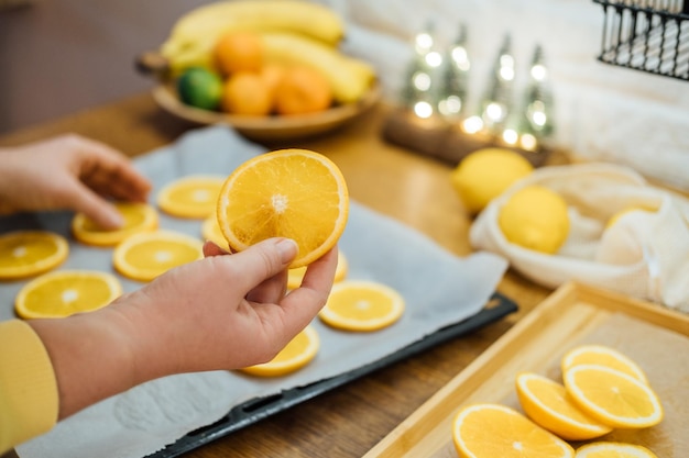 Como secar fatias de laranja para uma decoração de fim de ano ecologicamente correta e sem desperdício, processo de secagem de laranja