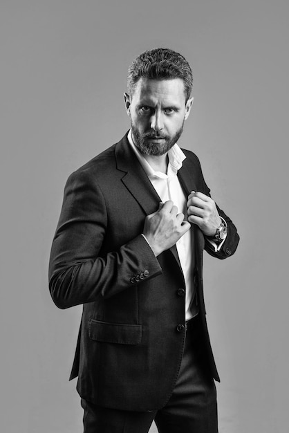 Como seu estilo elegante homem de negócios pessoas ricas moda e beleza bonito ceo empresário barbudo no terno confiança e sucesso masculino moda formal homem de negócios ágil com relógio de mão