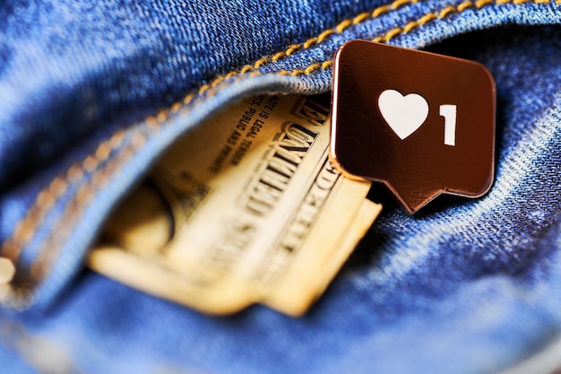 Como el símbolo del corazón y el dólar en el bolsillo de los jeans. Como botón de signo, símbolo con corazón y un dígito. Mercadeo en redes sociales.