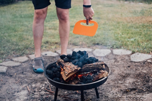 Como usar um grelhador a carvão com ventilador de mão de plástico para churrasco perto de churrasqueira a carvão de plástico para churrasco