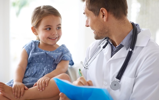 Como você está se sentindo hoje Foto de um médico bonito com uma jovem adorável para um paciente