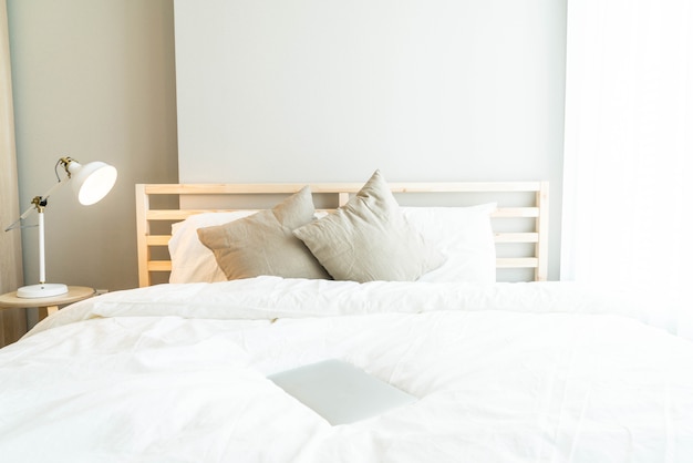 Cómoda almohada en la decoración de la cama en el dormitorio