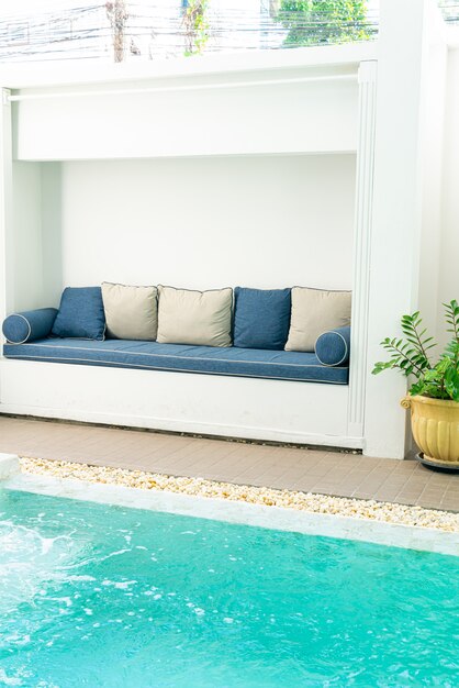 Foto cómoda almohada decorar en el sofá alrededor de la piscina