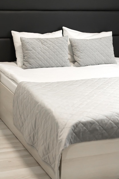 Foto cómoda cama de hotel con almohada suave y ropa de cama