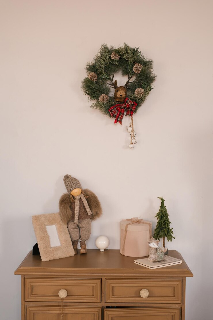 Foto cômoda de madeira com guirlanda de porta-retratos de brinquedo com decoração de natal no quarto das crianças