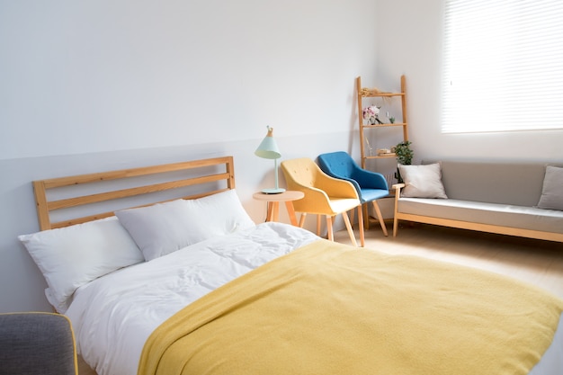 Cómoda habitación de estilo japonés con luz solar desde la ventana.