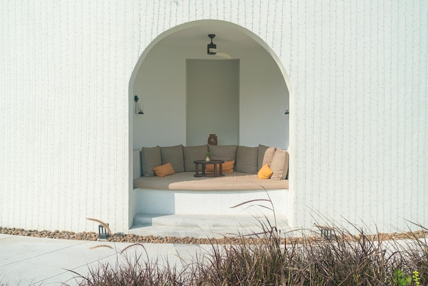 cómodas almohadas en el sofá del patio al aire libre