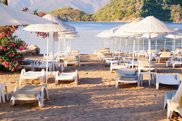 Cómodas tumbonas en la playa del mar en el resort