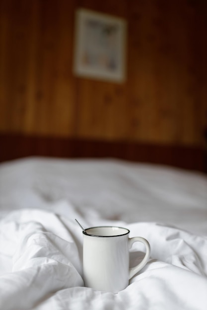 Foto la comodidad de la mañana una taza caliente en una cama acogedora