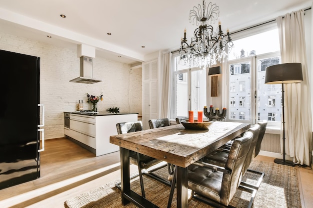 Cómodo comedor con una mesa de madera maciza y velas.