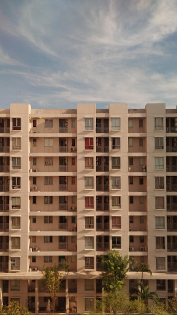 Cómodo edificio de apartamentos en la ciudad Cielo tropical de verano