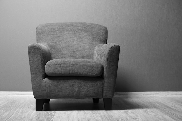 Cómodo sillón gris en la habitación.