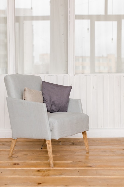 Foto cómodo sillón gris en habitación.