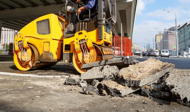 Compactador de asfalto na cidade. Rolo de estrada trabalhando no canteiro de obras