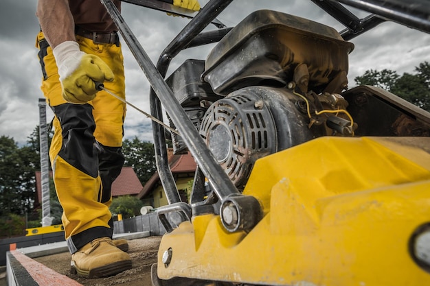 Foto compactor de suelo profesional operado por un trabajador de la construcción