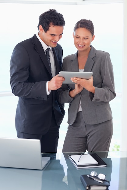 Foto compañero de intercambios mirando tableta en sus manos