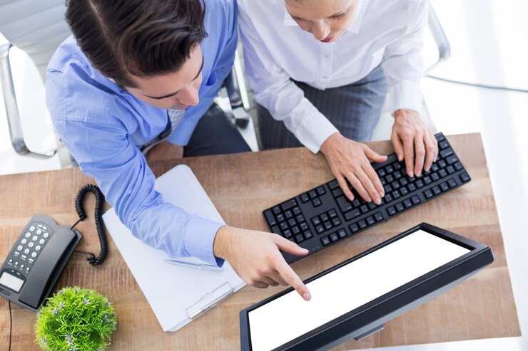 Foto compañero de trabajo que trabaja con una computadora portátil