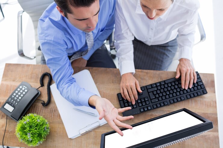 Foto compañero de trabajo que trabaja con una computadora portátil