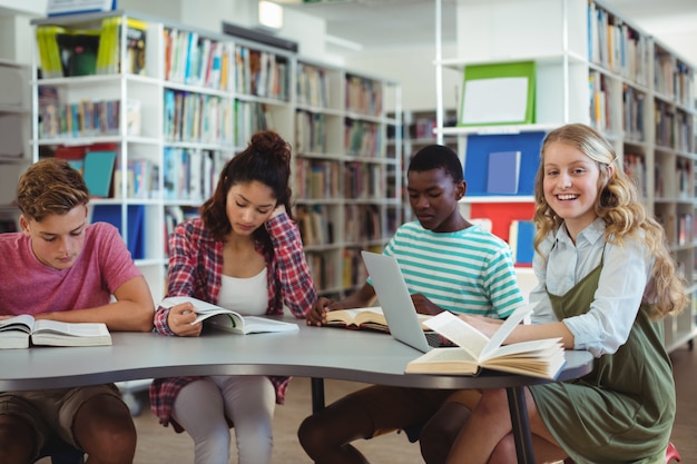 Compañeros atentos que estudian en la biblioteca